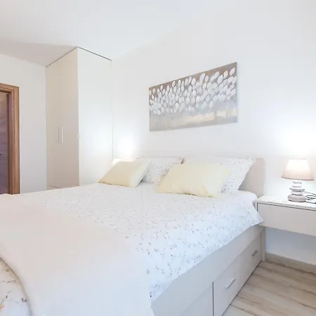 Ella Deluxe Lägenhet *