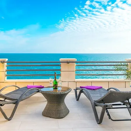 Ella Deluxe Apartment