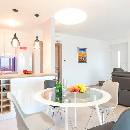 Ella Deluxe Apartment